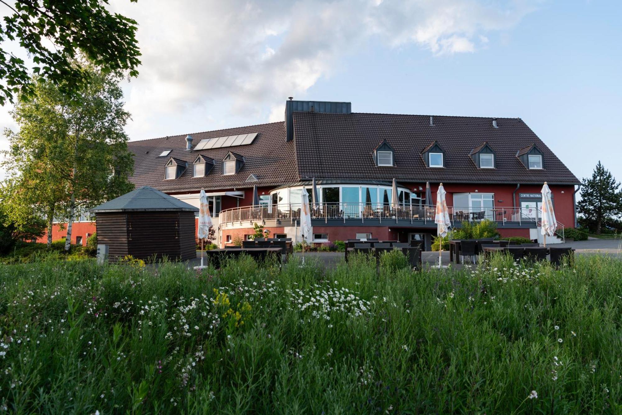 L'Hotel Et Restaurant Du Golf De Clervaux Eselborn Exterior foto
